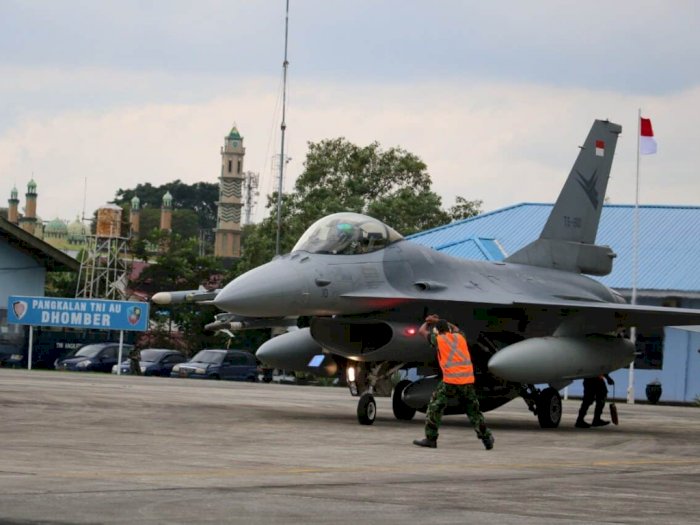  F-16 TNI AU Latihan Rutin di Riau Sambil Pantau Titik Kebarakan Hutan