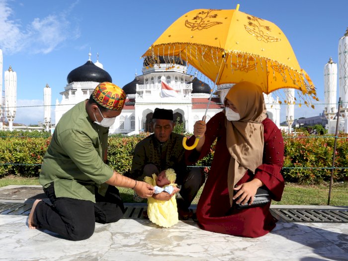 FOTO: Ritual Adat Turun Tanah Anak Aceh