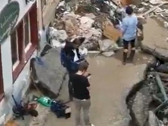 Reporter Ini Minta Maaf Setelah Video Dia Berpura-pura Membantu Korban Banjir Tersebar