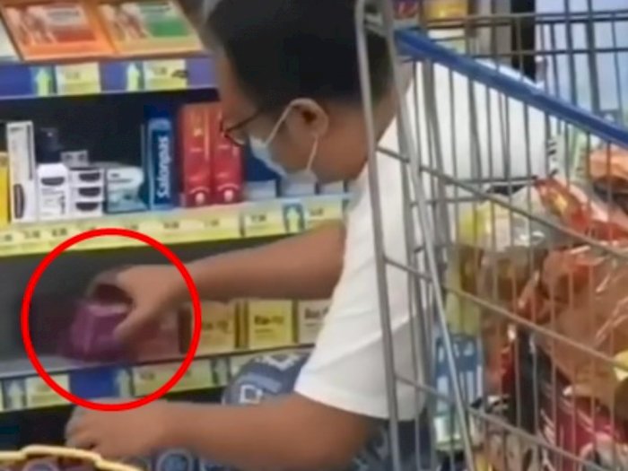  Pria Bersarung Terciduk Borong Kondom di Minimarket, Diduga Akibat PPKM Diperpanjang