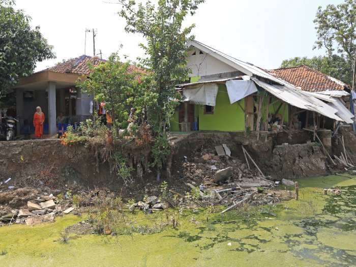 FOTO: Rumah Warga Terancam Longsor di Indramayu
