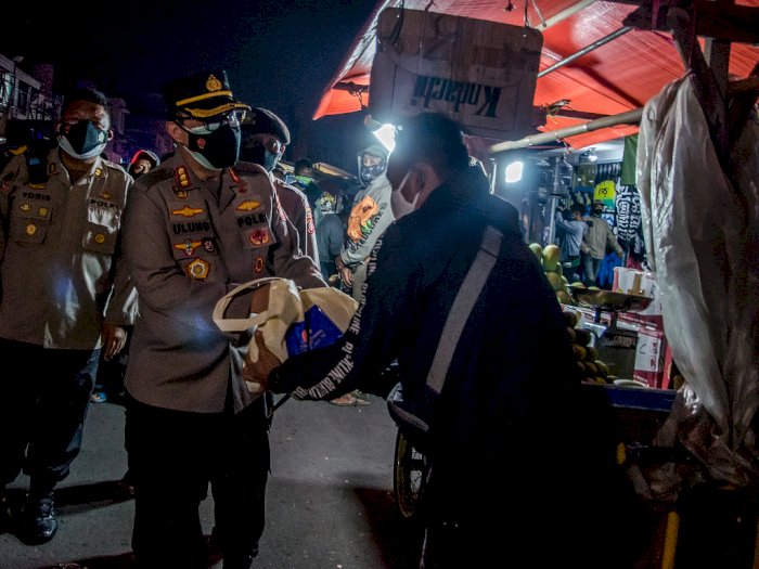 FOTO: Bantuan Sembako Untuk Warga Terdampak Pandemi COVID-19 di Bandung