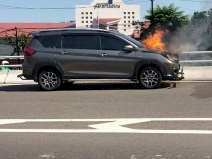 Viral Video Mobil Terbakar  di Tol Dalam Kota Pancoran, Kobaran Api Sangat Besar
