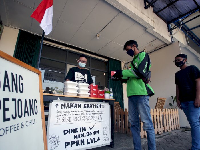FOTO: Kedai Kopi Sediakan Makanan Gratis Selama PPKM di Tangerang