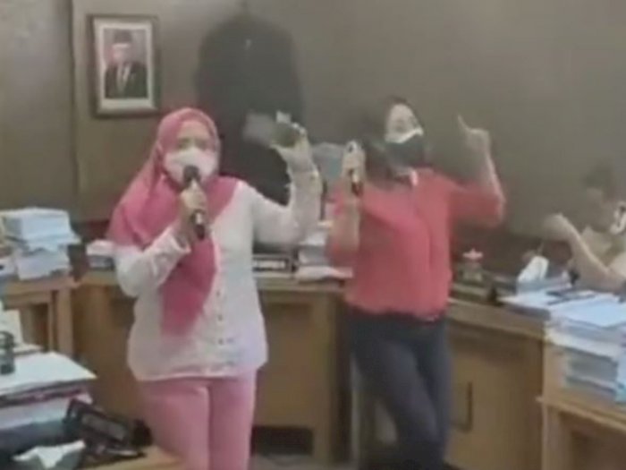 Miris! 2 Anggota DPRD Solo Karaokean saat PPKM, Netizen: Rakyat Lagi Susah