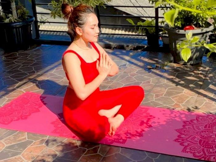Ayu Ting Ting Tampil Menawan saat Yoga, Tuai Pujian Netizen: Sumpah Cantik Banget