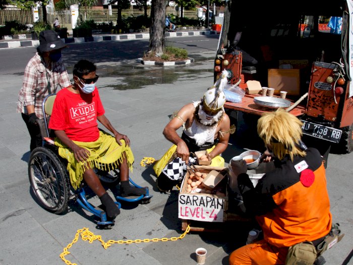 FOTO: Aksi Berbagi Makanan di Solo