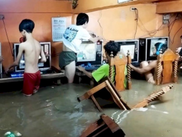 Gamer Garis Geras, Kelompok Bocah Ini Tak Berhenti Main Meski Warnetnya Kebanjiran