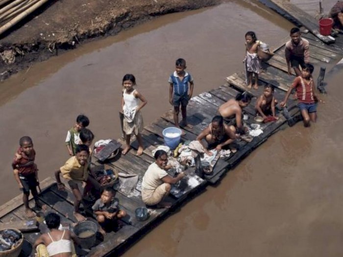 Viral Penampakan Air di Sungai Jakarta saat Warga Cuci Pakaian Tahun 1971, Netizen Salfok