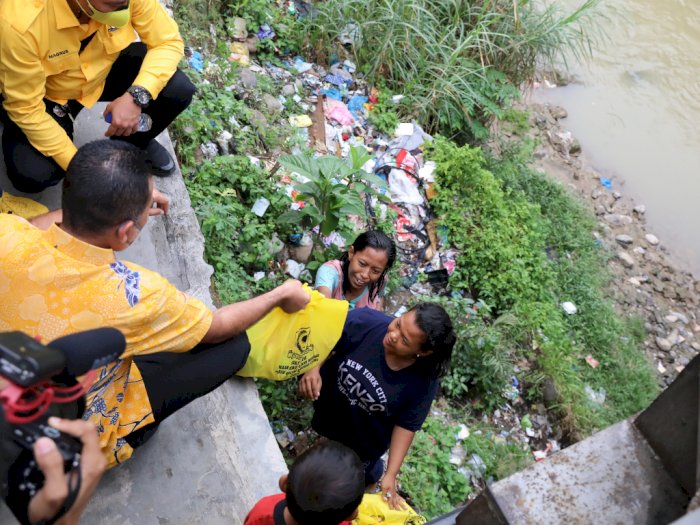 Berikan Bansos, Musa Rajekshah Dapati 3 Keluarga Asal Sigli Tinggal di Kolong Jembatan