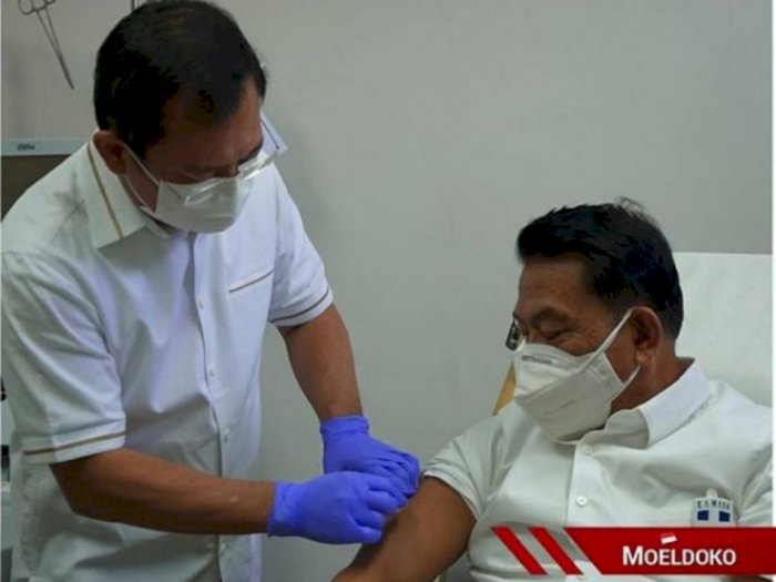 Menuai Komentar Netizen, Terawan Suntikan Vaksin Nusantara Kepada Moeldoko