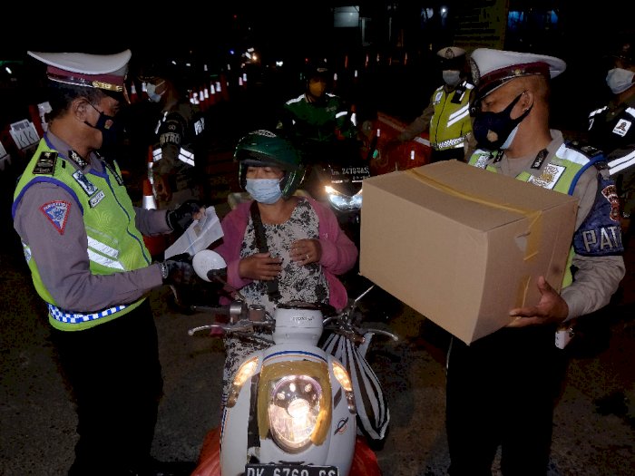 FOTO: Pembagian Sembako Saat Operasi Penyekatan PPKM di Bali