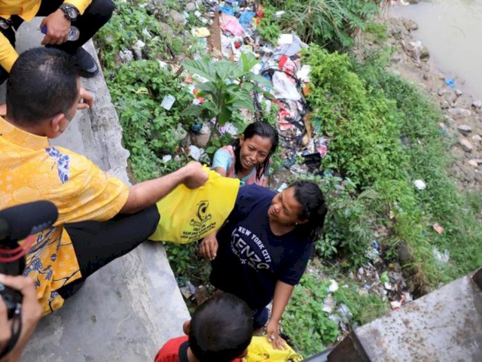 Blusukan ke Bantaran Sungai di Medan, Ijeck Bagikan Bansos untuk Warga