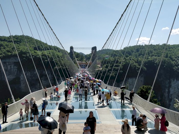 Bungee Jumping pada Jembatan Kaca Tertinggi di Dunia Kembali Dibuka