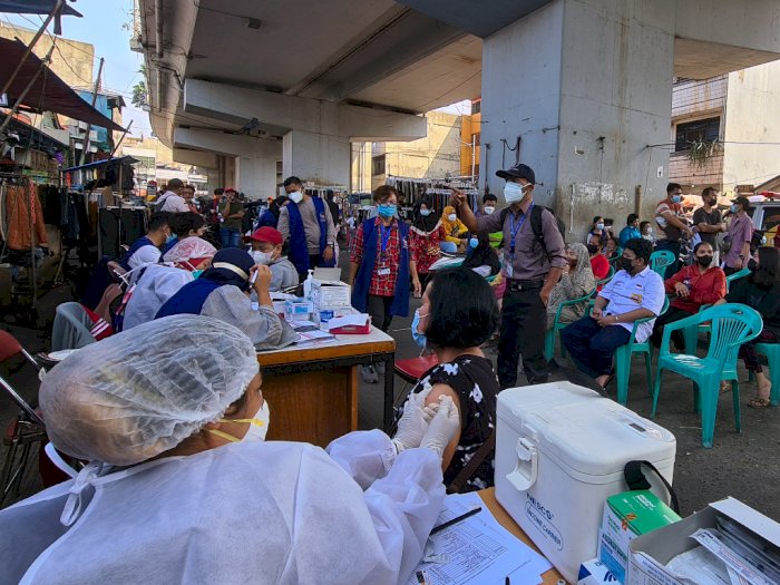 FOTO: Vaksinasi COVID-19 di Bawah Jalan Layang Kebayoran Lama
