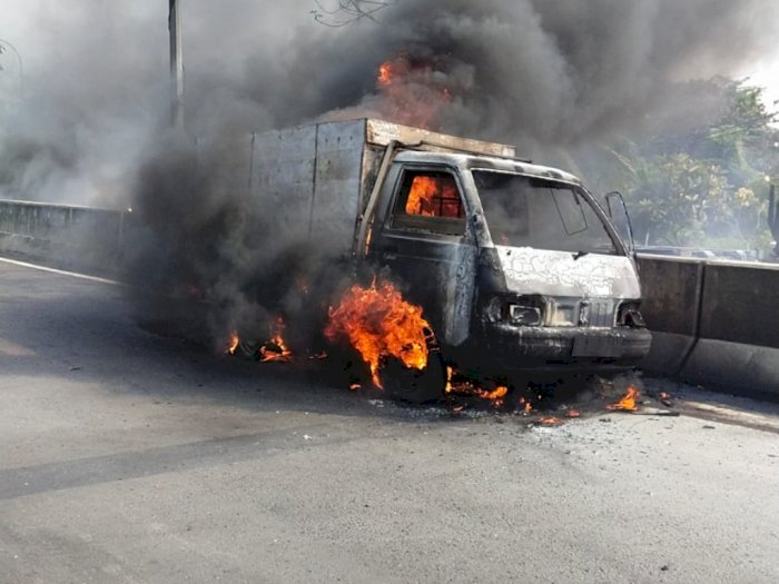 Merinding! Akibat Aki Konslet, Mobil Box ini Terbakar di Cakung