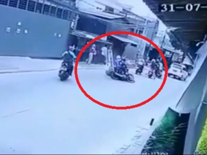 Viral! Motor Ninja Oleng Hajar Wanita Pejalan Kaki Hingga Tewas di Jakbar