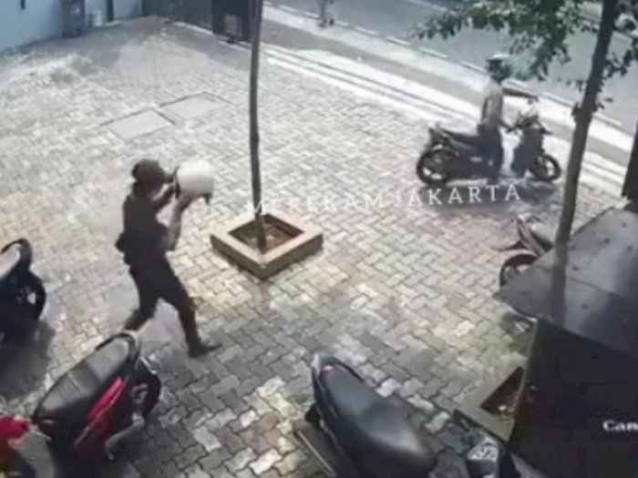 Viral Video Pencurian Helm di Cipete Jakarta Selatan, Aksi Dua Pelaku Terekam CCTV
