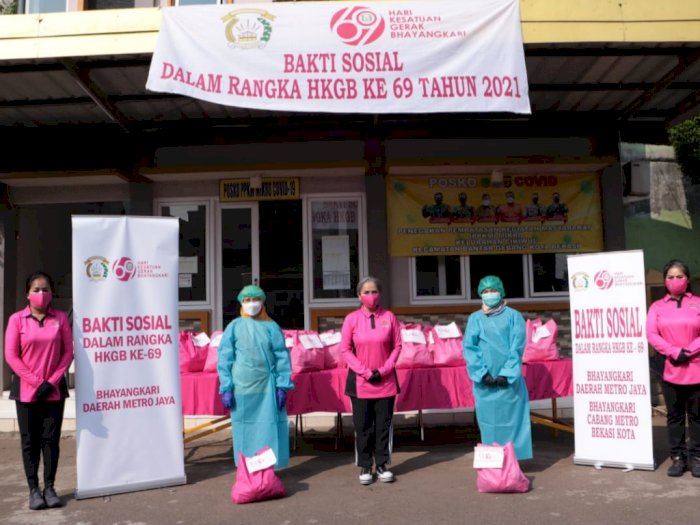 Warga Isoman di Bekasi Dapat Ratusan Paket Sembako-APD dari Bhayangkari Polda Metro