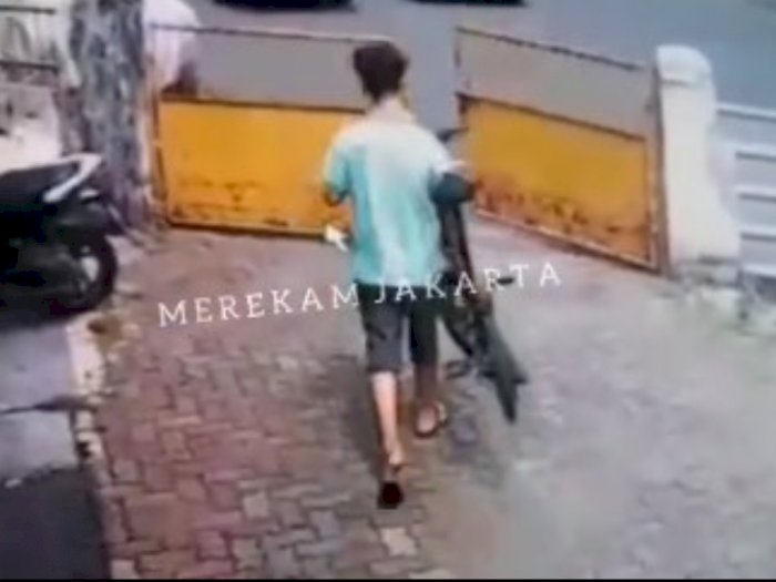 Detik-detik Maling Sepeda di Cideng Jakarta Pusat Terekam CCTV, Pelaku Dua Orang