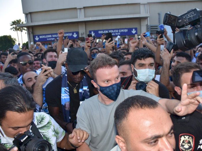 Mendarat di Turki, Mario Balotelli Dikerubungi Penggemar Adana Demispor