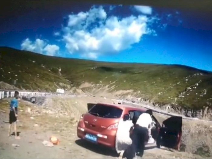 Momen Ngeri Sebuah Mobil Meluncur dari Tepi Tebing, Satu Penumpang Tak Berhasil Keluar