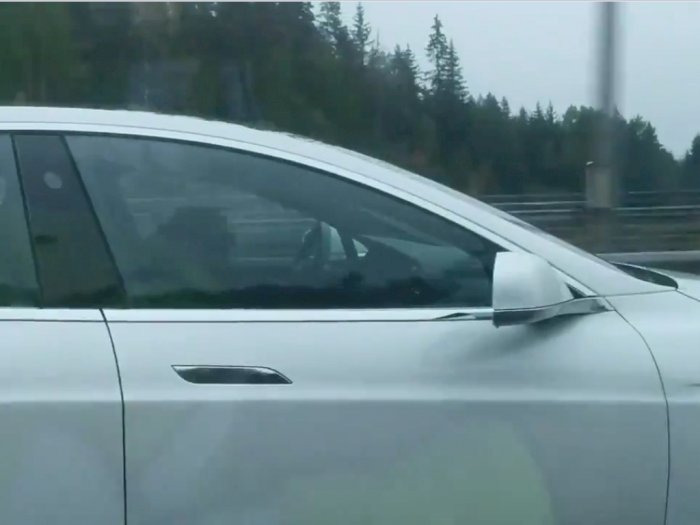 Tak Sadarkan Diri, Pengendara Tesla Ini Diselamatkan oleh Fitur Autopilot di Mobilnya