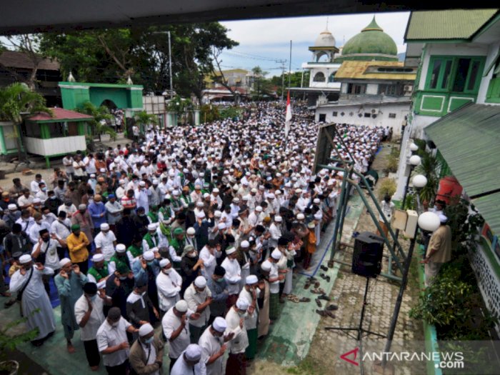 Puluhan Ribu Umat Islam di Palu Salatkan Jenazah Habib Saggaf, Meluber ke Badan Jalan