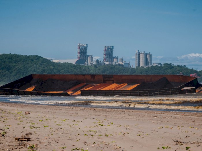 FOTO: Kapal Tongkang Terdampar di Lebak