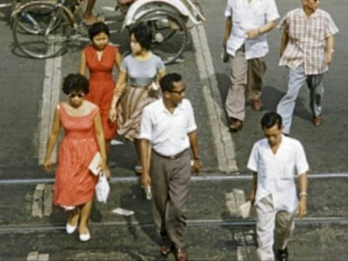 Outfit Pejalan Kaki di Trotoar Surabaya Tahun 1960-an Viral, Netizen: Modis dan Anggun