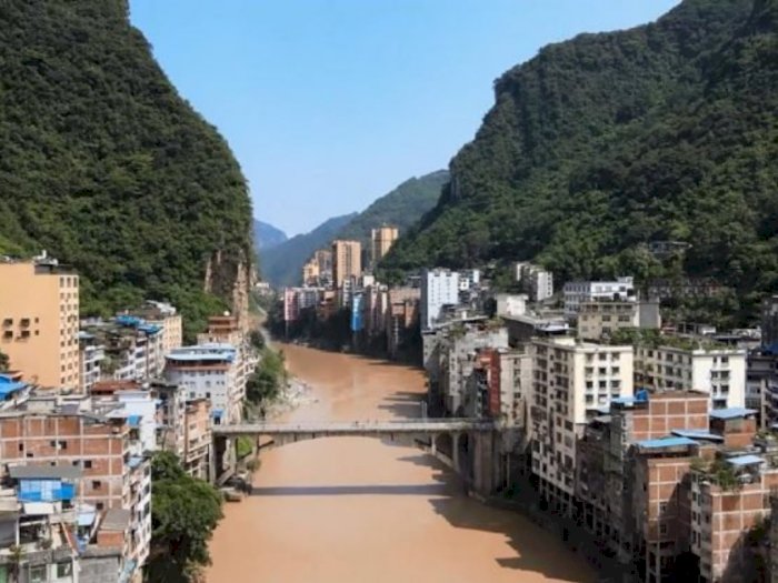 Ini Dia Kota Tersempit di Dunia yang Terjepit Antara Sungai dan Pegunungan