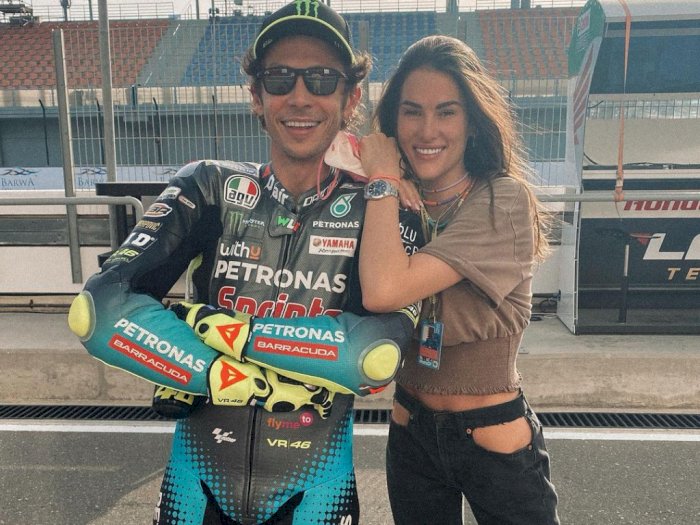 Resmi Pensiun dari MotoGP, Rossi Dapat Pesan Cinta dari Sang Kekasih