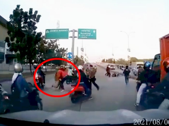 Buru-Buru Angkat Korban Kecelakaan, Pria Baju Oranye Bikin Salfok Netizen: Malah Smackdown