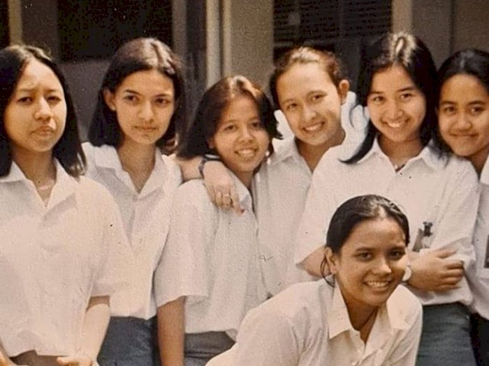 Viral Foto Jadul 7 Gadis SMA 'Natural' Tahun 1990, Netizen Salfok ke Yang Gak Lihat Kamera