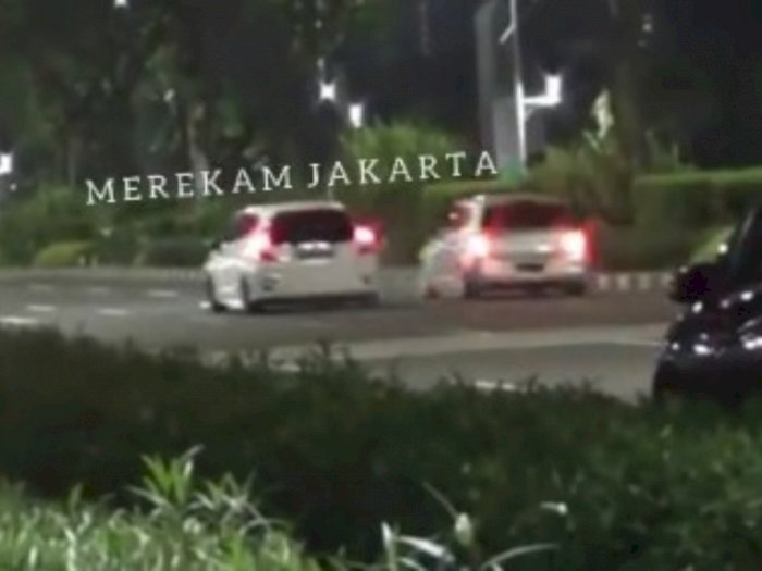 Viral Video Balap Mobil Liar di Depan Gedung TVRI Senayan ...