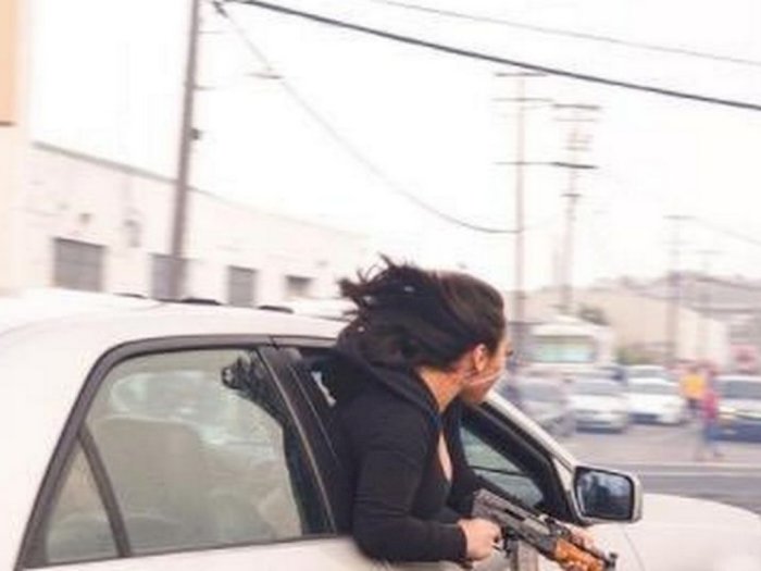 Foto Wanita Mengacungkan AK-47 dari Jendela Mobil Memicu Kemarahan Publik