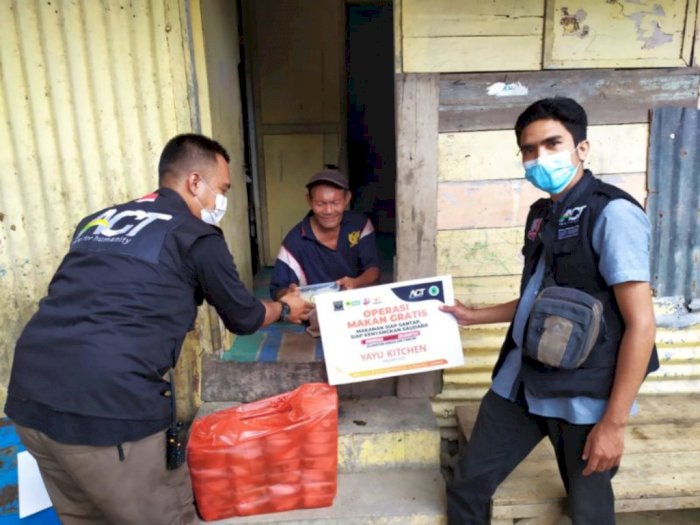 PPKM Diperpanjang, Warga Medan Terima 710 Paket Makanan dari Yayasan Kemanusiaan ACT