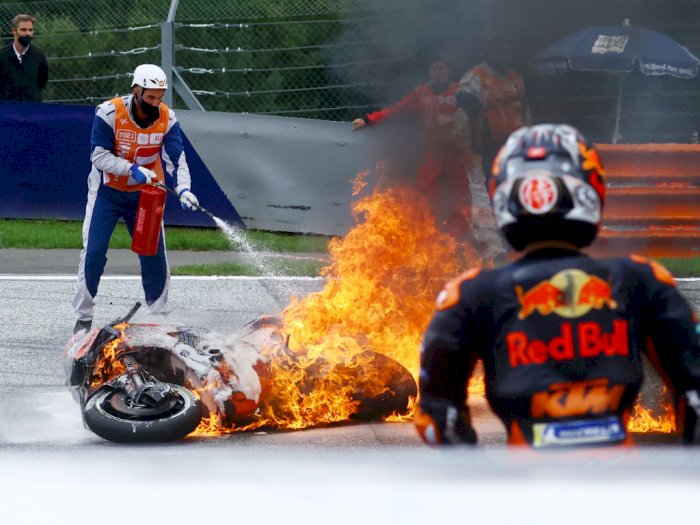 Baru Comeback, Dani Pedrosa Jatuh di MotoGP Styria Hingga Motornya Terbakar