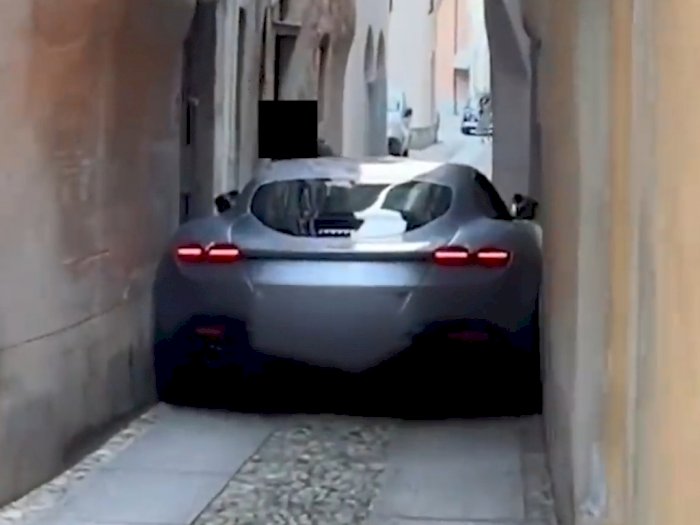 Dikira Bisa Lewat, Mobil Ferrari Roma Ini Tersangkut di Gang Sempit Jalanan Italia