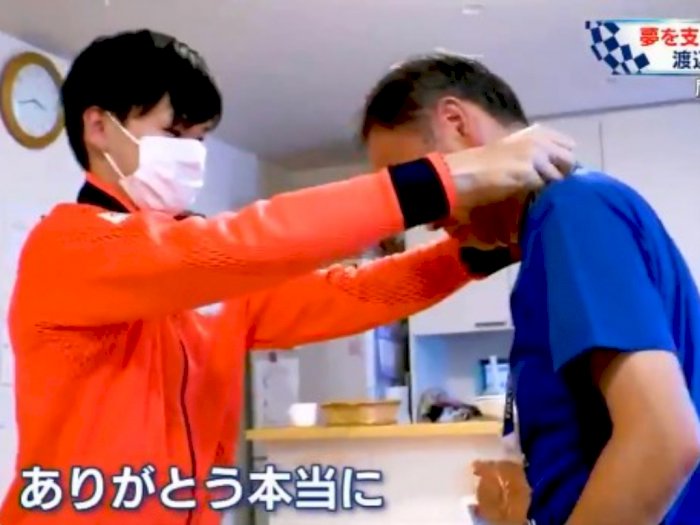 Momen Haru Atlet Kalungkan Medali Olimpiade Tokyo ke Sang Ayah Sebagai Tanda Terima Kasih