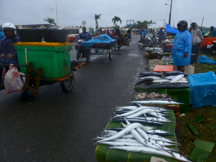 FOTO: Pedagang Ikan Gelar Aksi Berjualan di Jalan Pelabuhan Lampulo