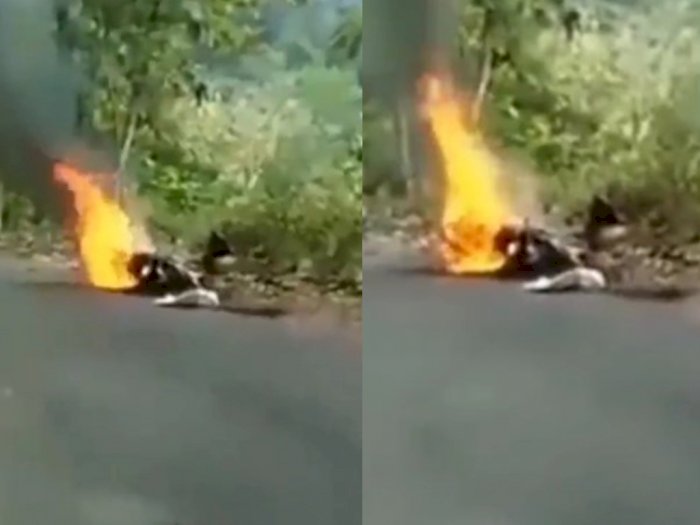 Tragis! Seorang Kurir Terduduk Pasrah Motornya Tiba-tiba Terbakar Saat Antar Paket