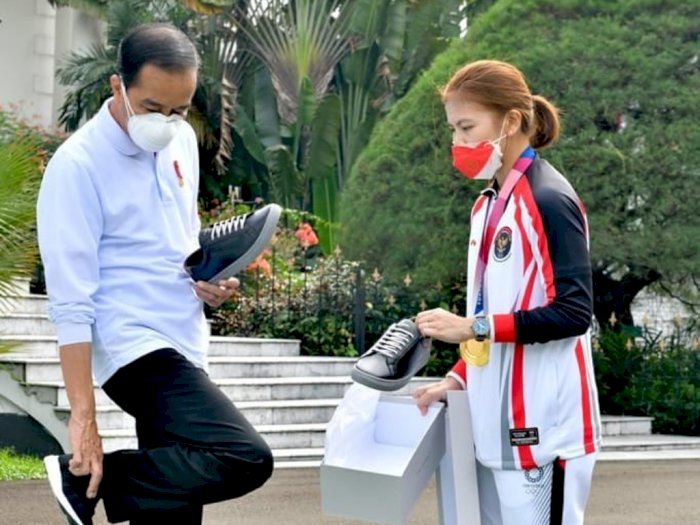 Presiden Jokowi Beli Sepatu Istimewa dari Greysia Polii