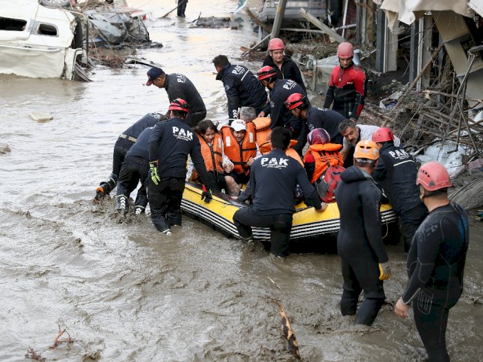 FOTO: Banjir Bandang Menewaskan 31 Orang di Turki