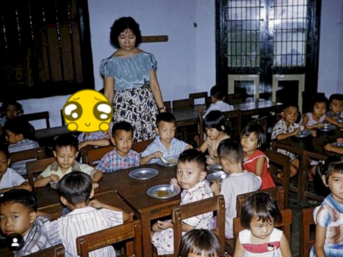 Viral Foto Jadul Anak Sekolah di Jawa 1960, Netizen Salfok Yang Sebelah Guru: Bibit Tampan