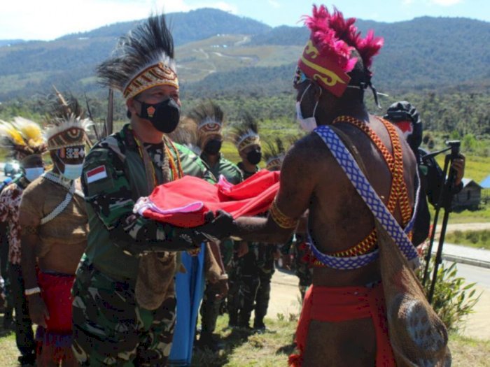 Pangdam Serahkan Bendera Merah Putih Kepada Kepala Suku Pegaf Papua Barat