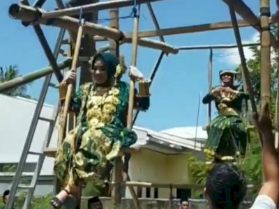 Viral Pengantin di Sulawesi Barat Naik Bianglala Kayu di Tengah Acara Pernikahan