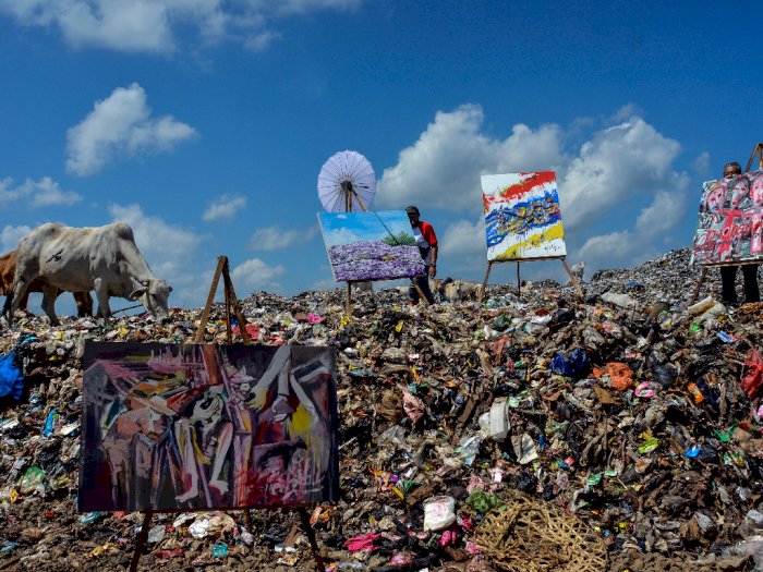 FOTO: Melukis Bersama di Tumpukan Sampah
