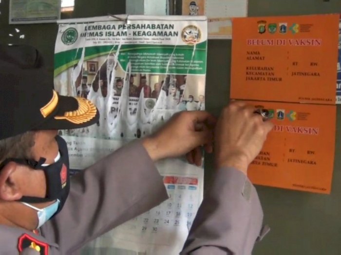 Rumah Warga yang Belum Vaksin di Jatinegara Mulai Ditempelkan Stiker