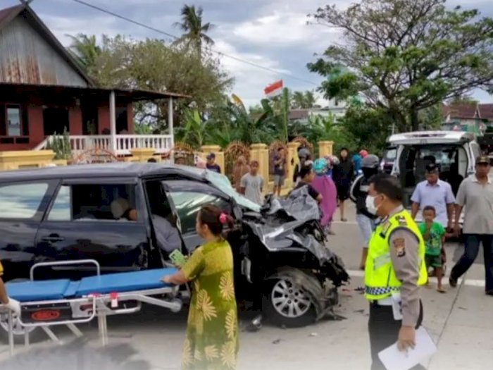 Tragis! Mobil Innova Tabrak Truk yang Sedang Berhenti di Barru Sulsel, Dua Penumpang Tewas